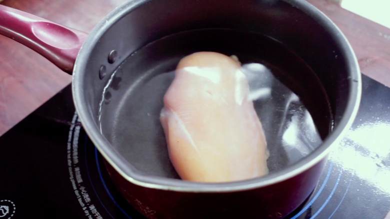 麻辣手撕鸡竟然如此简单,10分钟完成一道快手菜全过程详解,直接放入<a style='color:red;display:inline-block;' href='/shicai/ 101'>鸡胸肉</a>