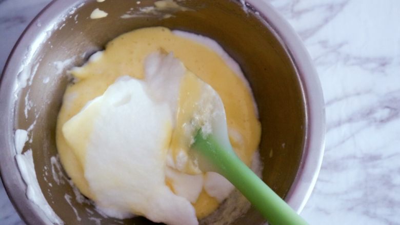 宝宝辅食之酸奶松饼(无泡打粉版),翻拌均匀,这个时候拿出平底锅