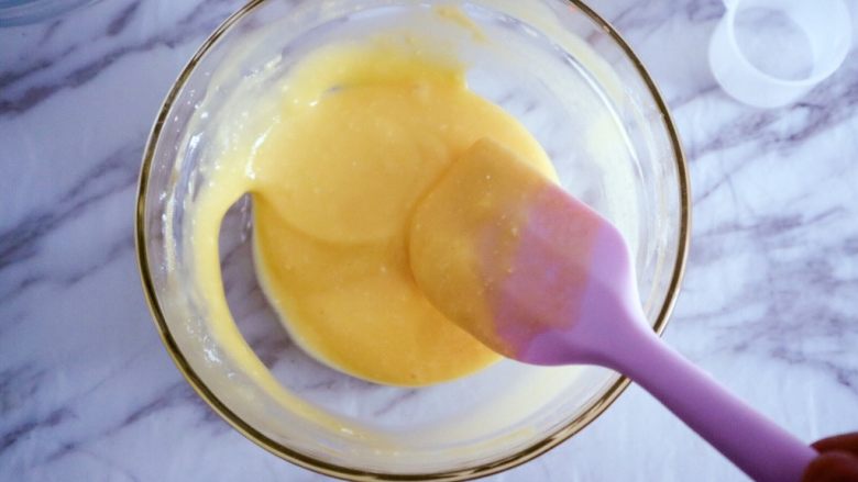 宝宝辅食之酸奶松饼(无泡打粉版),均匀后如图,是有流动性的很粘稠