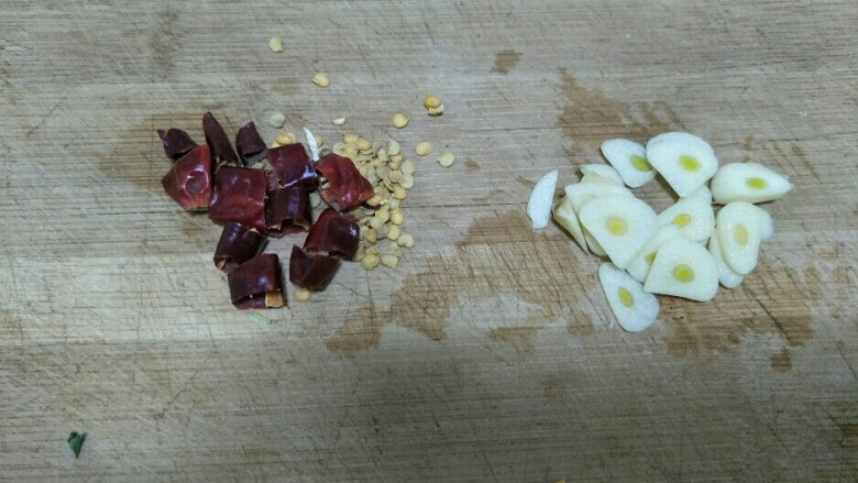 黑酱油+鸡爪,蒜切片,辣椒切段。