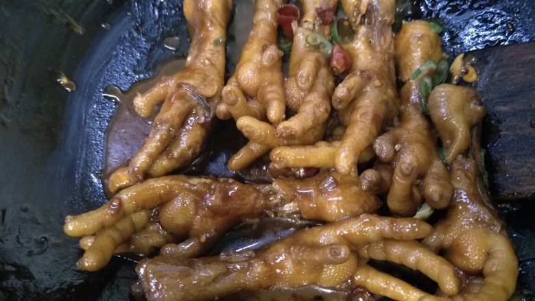 黑酱油+鸡爪,盖上锅盖,煮到收汁即可。