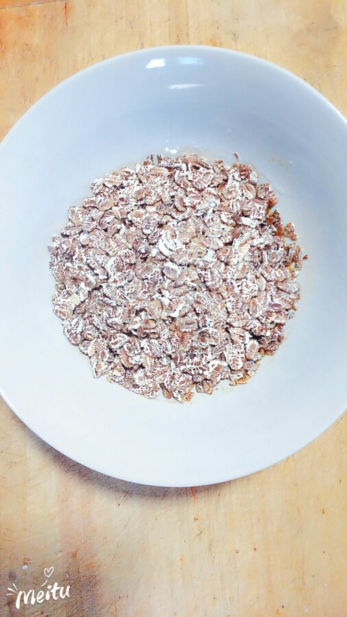 燕麦花生核桃饼干,红糖和油融合后加入黑燕麦,多多搅拌