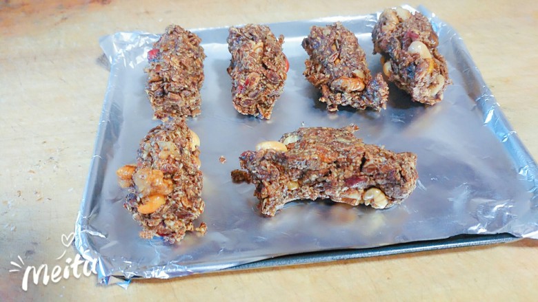 燕麦花生核桃饼干,用手攥成这样黑燕麦和黑糖,都是黑色所以颜色这样,放烤箱20分钟
