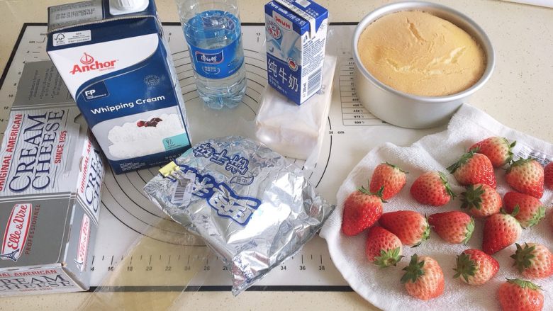草莓装饰慕斯蛋糕,此方为八寸量,将所有材料准备好。