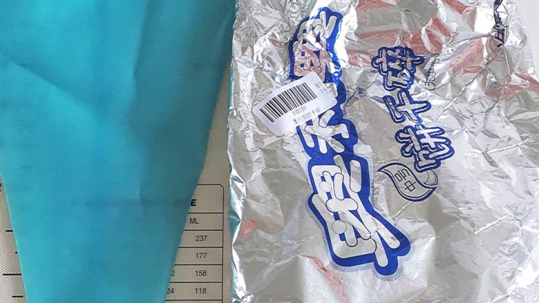草莓装饰慕斯蛋糕,奥利奥饼干碎我用的是现成的,也可以用夹心奥利奥饼干(将夹心去掉)