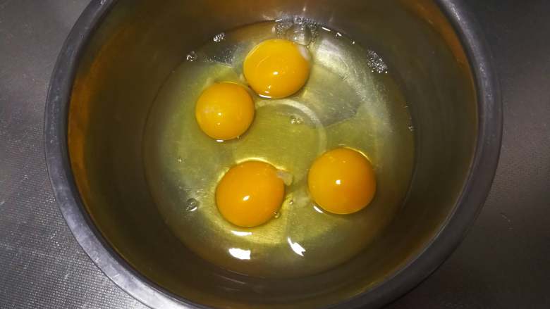 奶牛纹-肉松卷,首先蛋黄蛋白分离,装蛋清盆一定要无油无水,蛋清内一定不能掺一点点蛋黄,否则很难打发。(分离蛋清蛋黄我喜欢全打到盆里,再用大点的勺子把蛋黄捞出来,一定不能捞破哦)