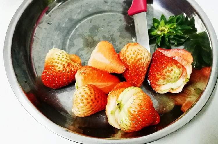 简单易学—8寸芒果慕斯免烤蛋糕,草莓🍓对半切开,等会装饰用。