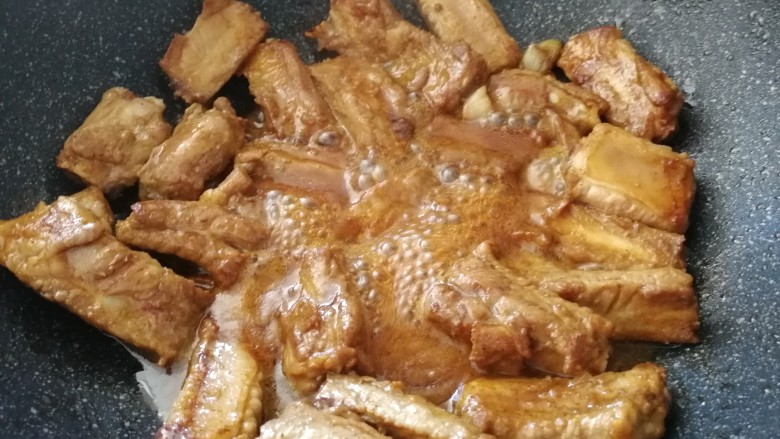 年菜菜谱_蜜汁小排,油热把喂好的排骨放进锅里煎一下(油多一点)