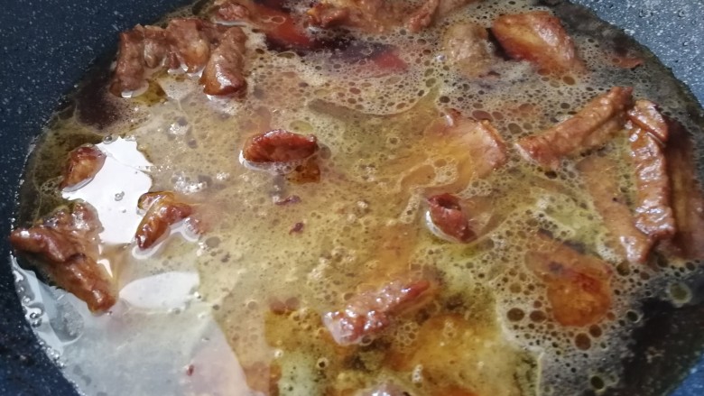 年菜菜谱_蜜汁小排,多加点水,开始炖了。(多加水是可以留一碗排骨汤炖冬瓜)