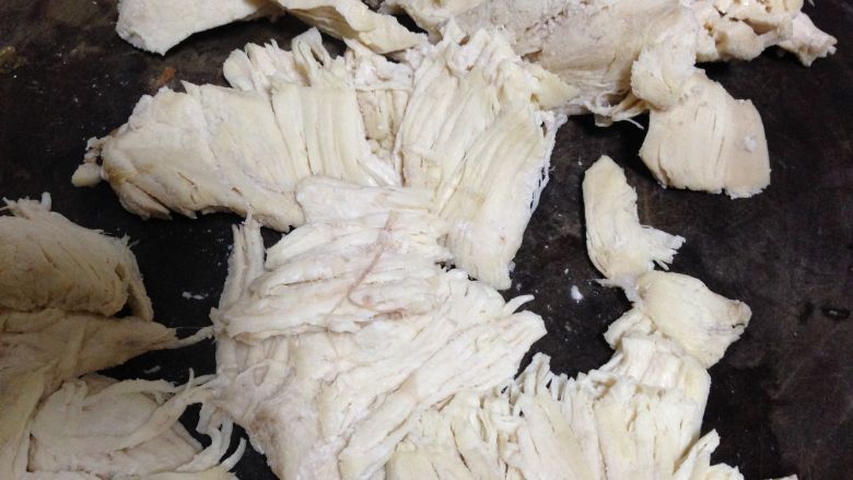自制鸡肉松(面包机版),捞出沥干水用擀面杖压平后顺纹理撕开