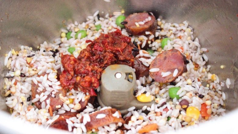 简单快手腊肠焖饭~ GOURMETmaxx西式厨师机版,再加点<a style='color:red;display:inline-block;' href='/shicai/ 788'>生抽</a>,不要太多,因为腊肠和牛肉酱都是咸的。