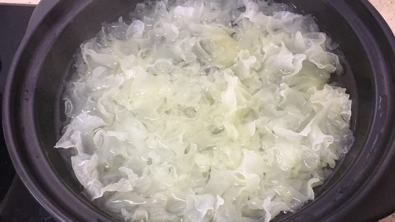 糯糯的银耳红枣汤,半小时后的银耳,想做美容的银耳羹建议这个时候继续炖半小时左右得到粘稠的液体。