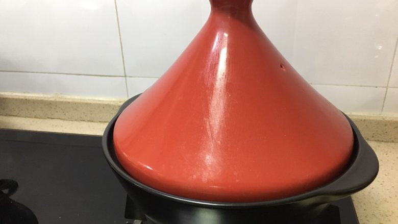 糯糯的银耳红枣汤,小火炖30分钟左右。塔吉锅保温效果比较好,我会在沸腾之后关火再开火,大家适度掌握.
