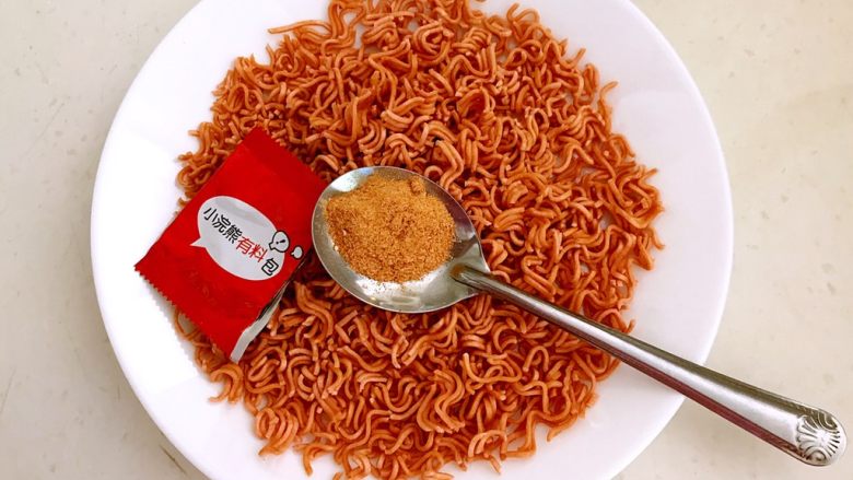 火腿干脆面,把干脆面取出来捏碎,加入干脆面的调料