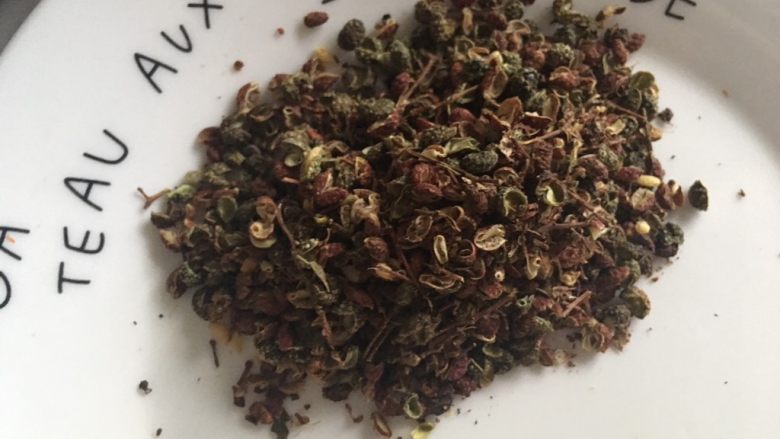 麻辣猪肉干,青红花椒,没有的话可以用一种,花椒粉也行,不过味道不浓郁,敲碎一点
