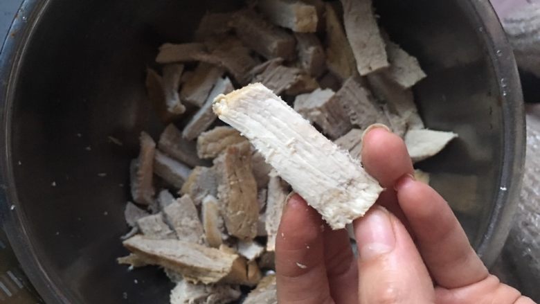 麻辣猪肉干,煮好的肉,尽量顺着纹理切成小块。