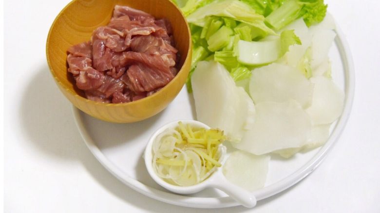 时蔬炒牛肉,备料。<a style='color:red;display:inline-block;' href='/shicai/ 216'>牛肉</a>切片,时蔬切片,葱姜切丝。