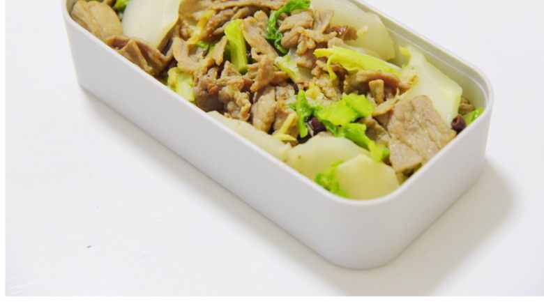 时蔬炒牛肉,加盐调味,再炖一下,即可出锅。