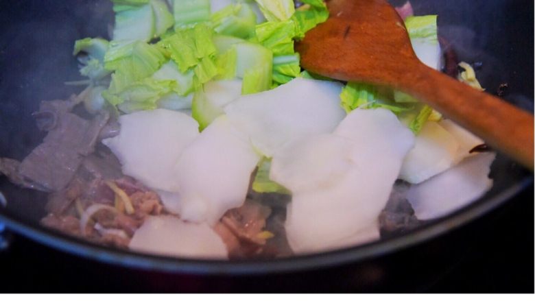 时蔬炒牛肉,加入时蔬翻炒。