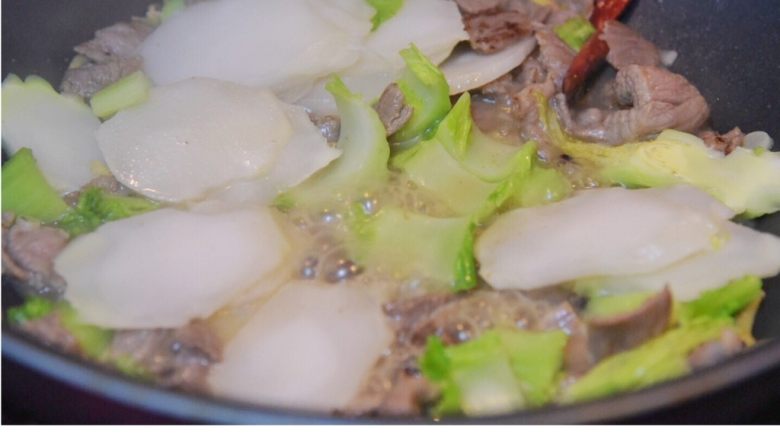 时蔬炒牛肉,加入适量热水,翻炒两下。炖煮片刻。