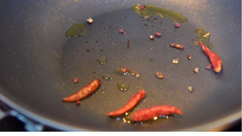 时蔬炒牛肉,热锅冷油,爆香辣椒花椒。