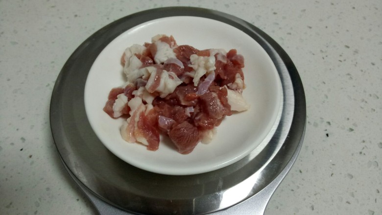 羊肉、蔬菜蒸米,<a style='color:red;display:inline-block;' href='/shicai/ 329'>羊肉</a>洗净,切丁。