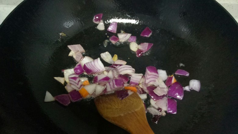 羊肉、蔬菜蒸米,锅中放入适量油,放入洋葱炒香。