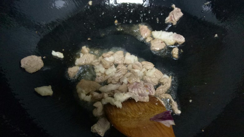 羊肉、蔬菜蒸米,锅中放入适量油,放入羊肉丁。