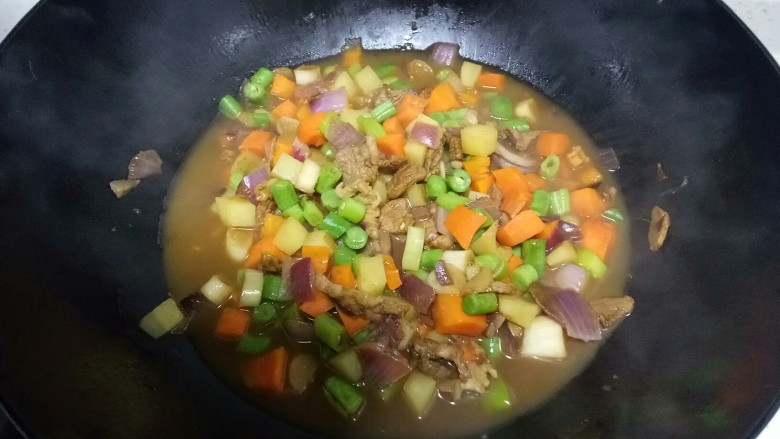 羊肉、蔬菜蒸米,翻炒均匀,加入适量水炖3分钟。