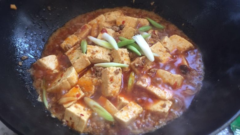 挑战厨房+荤菜+肉末豆腐,加入葱白,翻炒