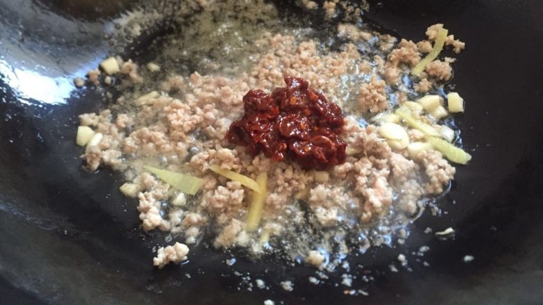 挑战厨房+荤菜+肉末豆腐,肉末变色后,加一勺<a style='color:red;display:inline-block;' href='/shicai/ 705'>豆瓣酱</a>