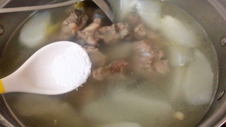 冬季暖汤~白萝卜排骨汤,加入适量的盐