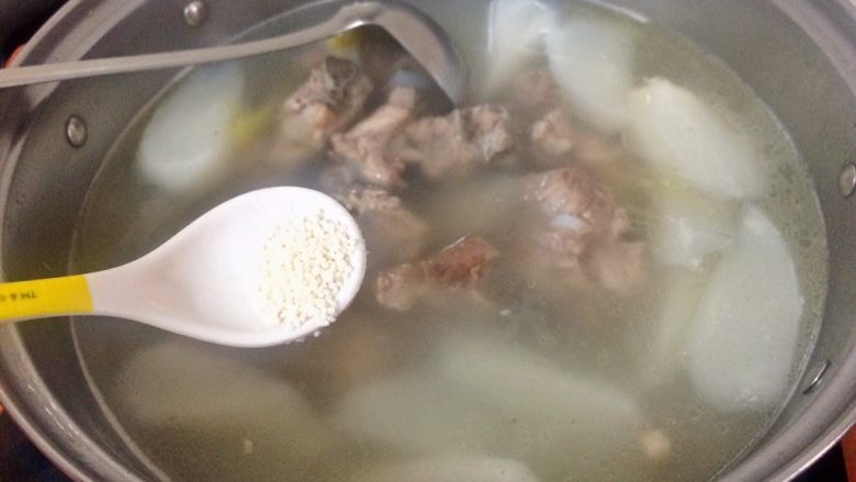 冬季暖汤~白萝卜排骨汤,加少许味精