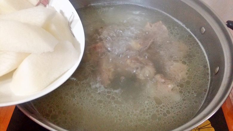 冬季暖汤~白萝卜排骨汤,加入白萝卜