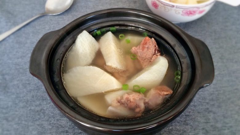 冬季暖汤~白萝卜排骨汤,炖好汤特别好喝,萝卜清甜。