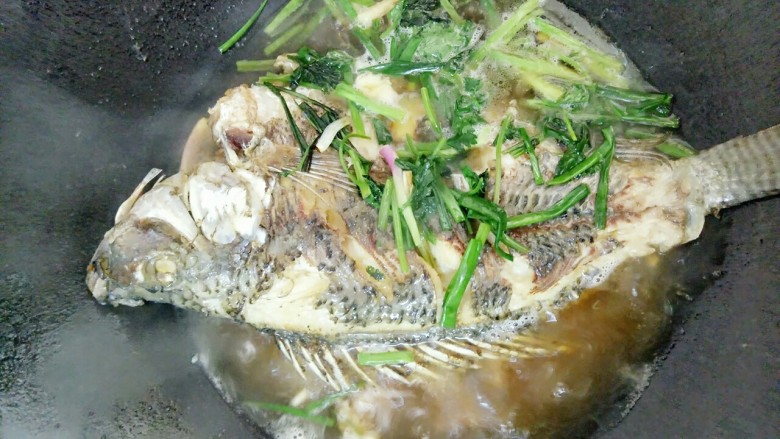 香煎罗非鱼,最后加入两勺盐,两勺<a style='color:red;display:inline-block;' href='/shicai/ 692'>酱油</a>和水煮开后转温火再煮一两分钟让鱼更入味些