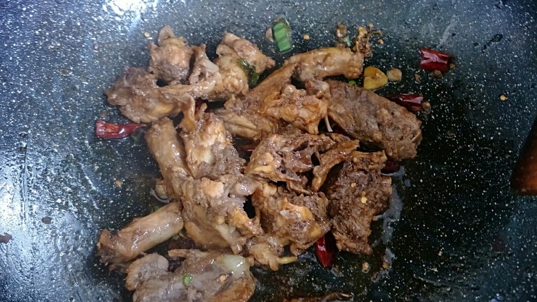 家常香辣鸡架,炒到每一块都上了颜色,水分收干