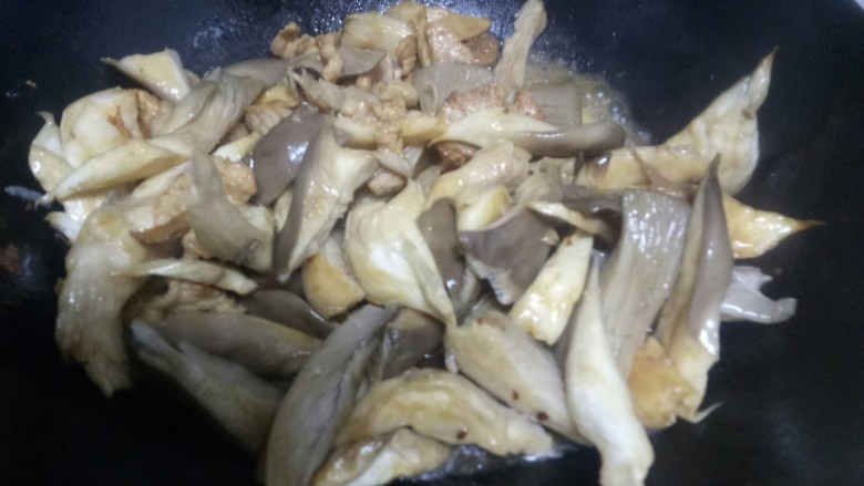 肉片炒平菇,加入少许水翻炒,因为平菇易出水。