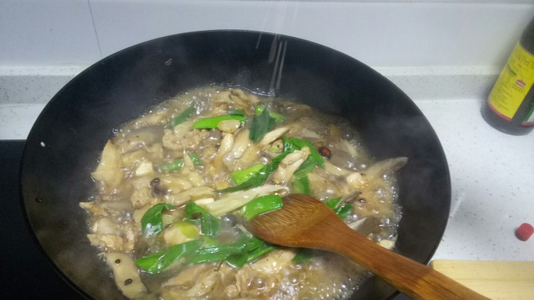 肉片炒平菇,关火,加入适量鸡精。
