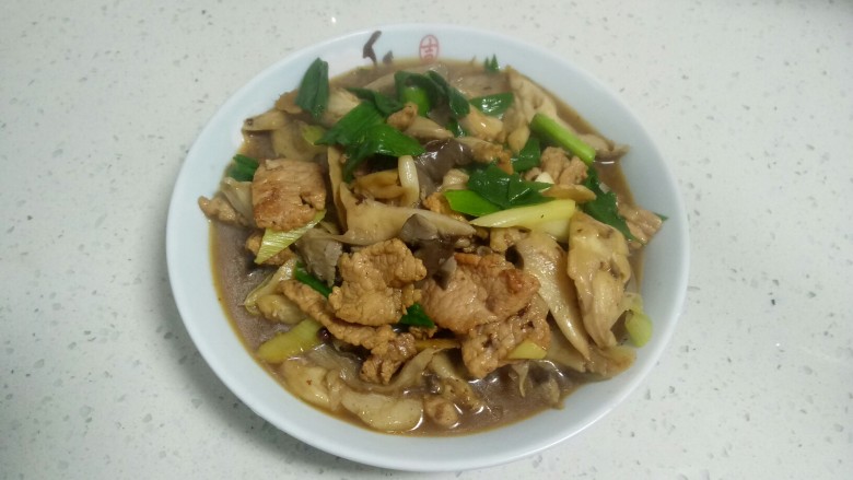 肉片炒平菇,盛入盘中。