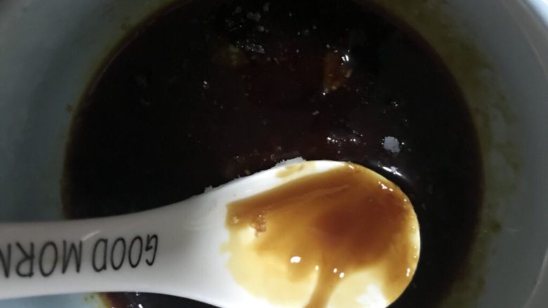 香菇腊肠焖饭,加入酱料:1勺蚝油,半勺老抽,2勺生抽,2茶匙盐,1茶匙鸡精入浇头里中火煮开
