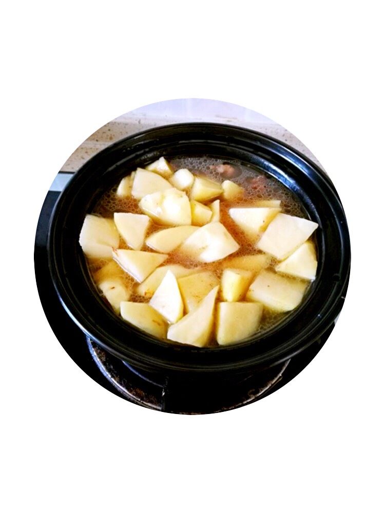 西红柿🍅土豆🥔牛肉,锅中牛肉炖至半小时放入土豆🥔加盐(适量)