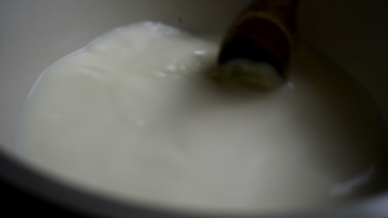 脆皮炸鲜奶,开小火,不停的搅拌
