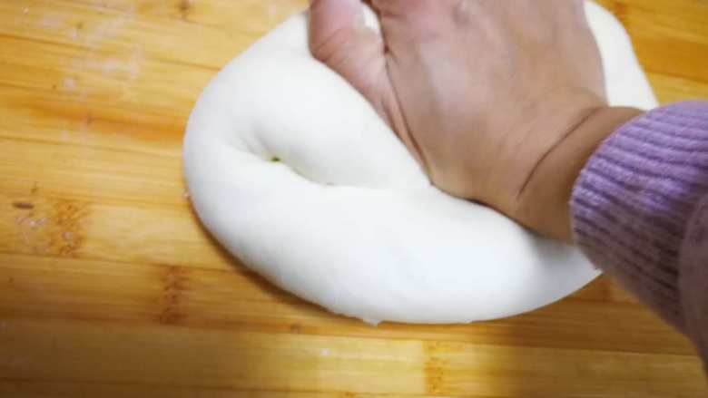 圆嘟嘟小刺猬—豆沙包,取出面团用手在撒干粉的面板上反复揉压排气,不断的揉压,多揉一段时间,这样蒸出的馒头才会光滑。