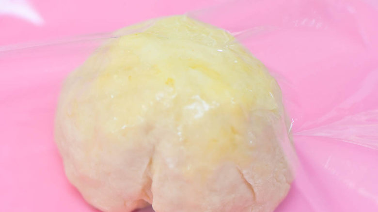 胡羊焖饼,盖上保鲜膜,静置20分钟。
