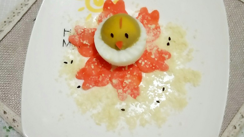 大吉大利,今天吃鸡🐔,撒上准备好的糕点碎并撒几颗芝麻装饰。