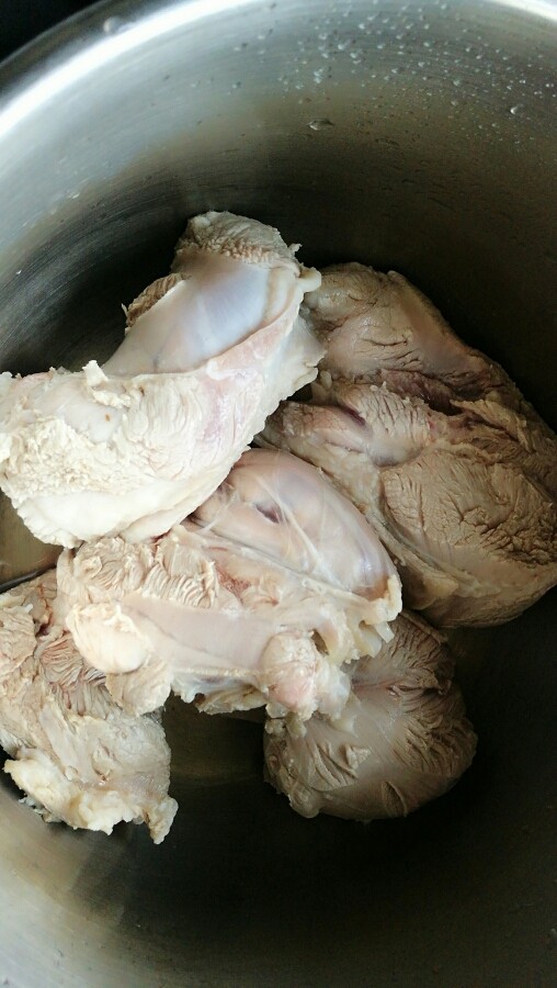 白切羊肉,锅里的热水倒掉后,用温水把沾在羊肉上面的血沫及絮状物冲洗干净。