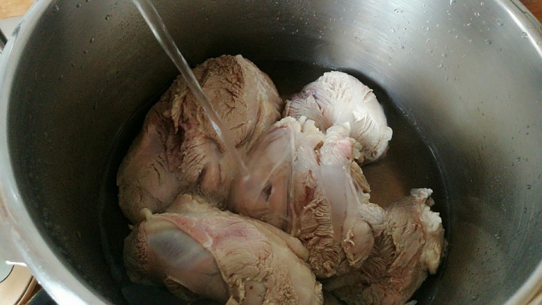 白切羊肉,锅里重新加入水放入羊肉,水量要莫过羊肉。