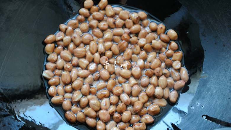 醋泡花生拌洋葱小米辣,炒锅先不要开火,将花生米放入锅中,再向其中倒油,油量即将淹没花生米即可,不用太多油。开火,保持最小火开始炸花生米。