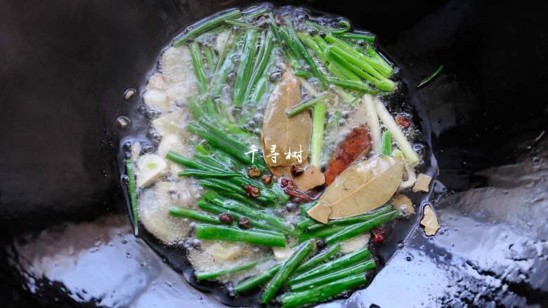 醋泡花生拌洋葱小米辣,炸花生米的油不用倒出来,将葱姜蒜放入,再放进去八角2个、花椒一小把,桂皮一段,香叶2-3片,开最小火炸。